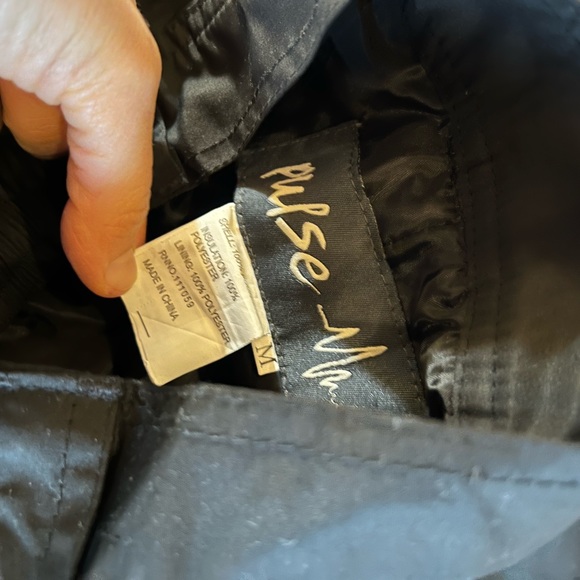 Volcom snowboarding jacket and pulse ski pants. - Picture 11 of 11